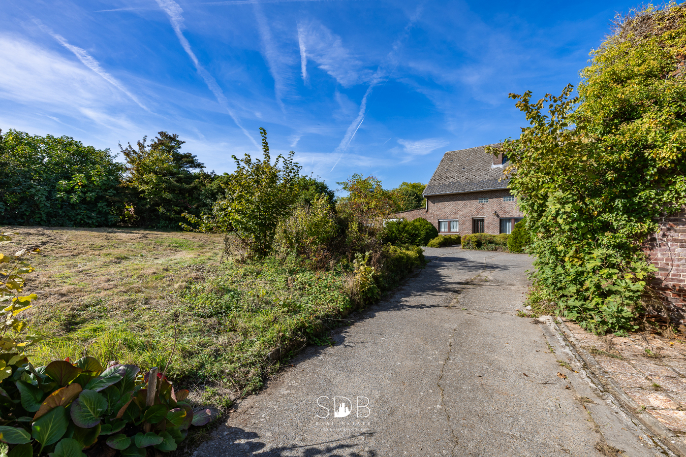Landelijke hoeve met bijgebouwen en aanpalende graslanden op 14.677m² 