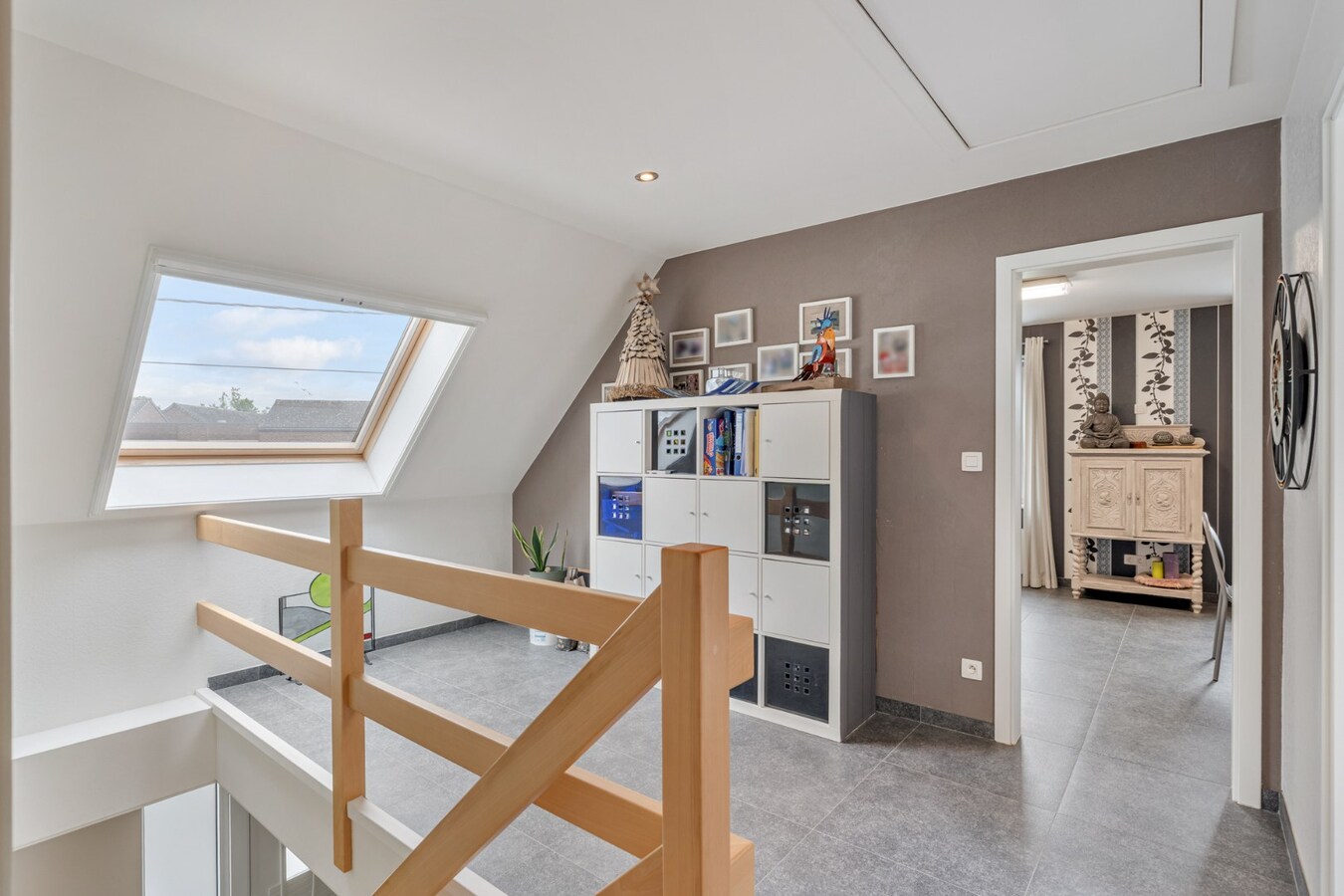 Zeer goed onderhouden en praktisch ingedeelde gezinswoning met 4 slaapkamers en prachtige tuin. 