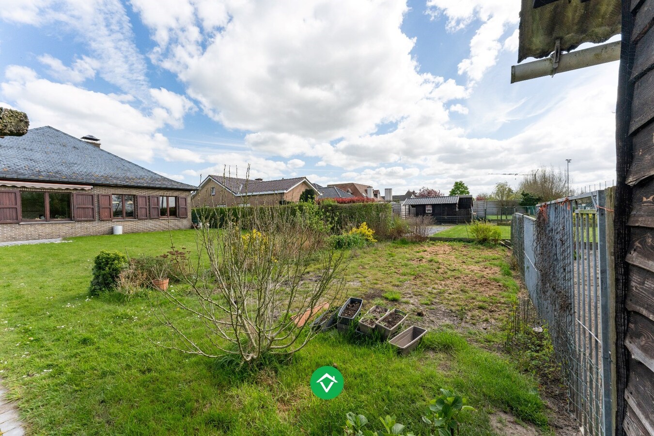 Alleenstaande woning met drie slaapkamers en dubbele garage in centrum Koekelare 