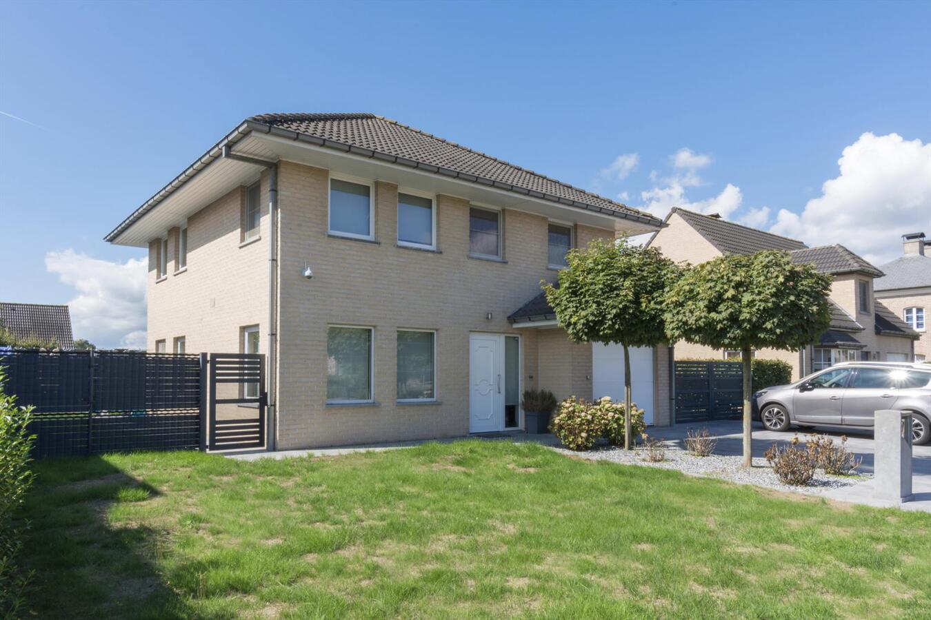 Ruime hedendaagse villa met buitenzwembad 