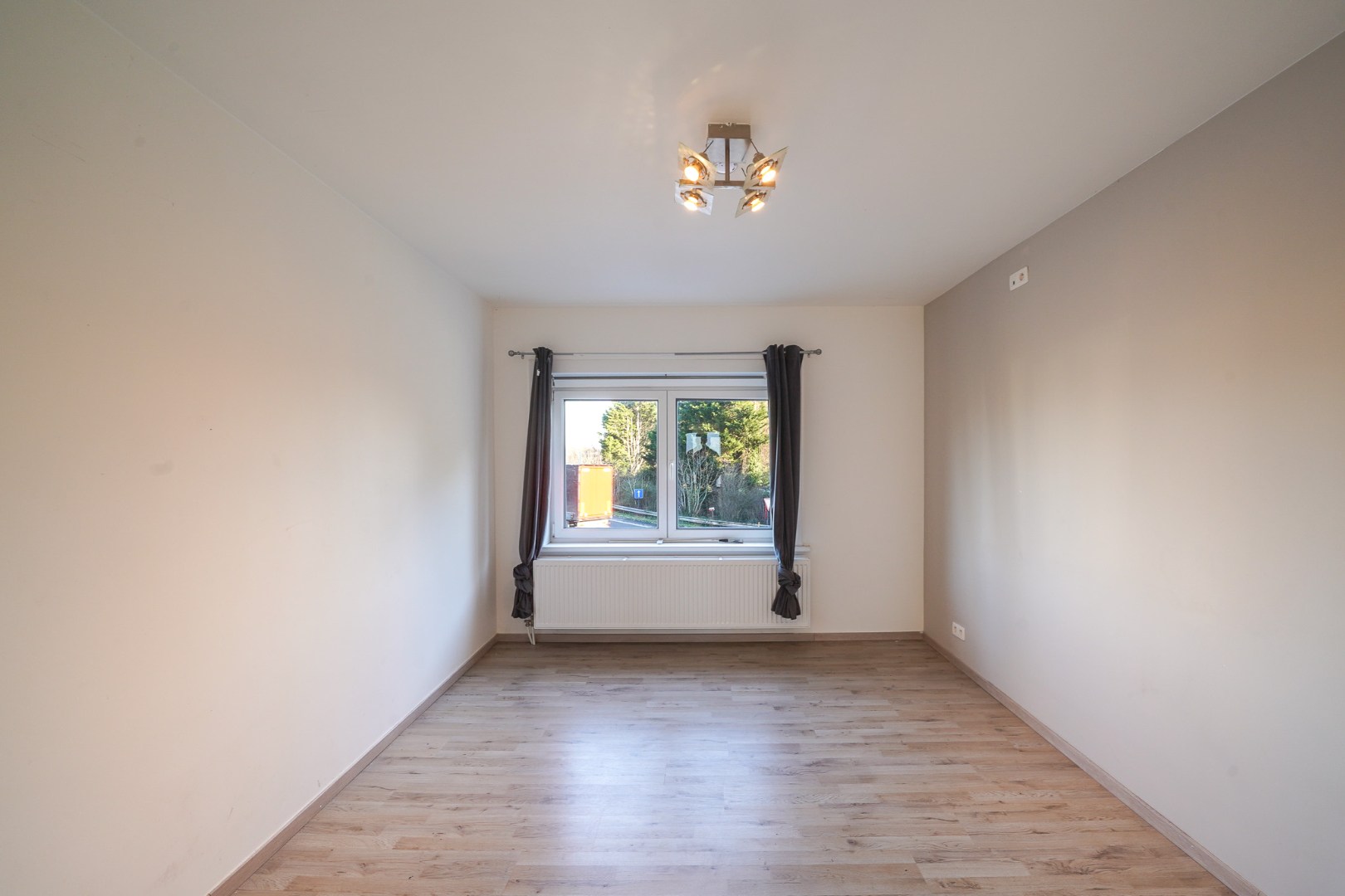 Instapklare ruime hoekwoning te Zandvoorde 