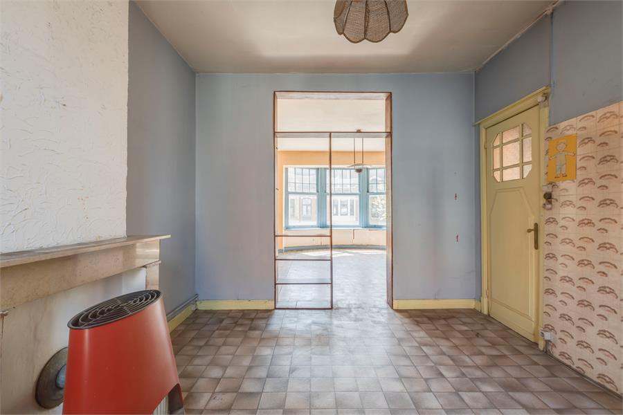 Te renoveren Art Deco herenwoning nabij station 