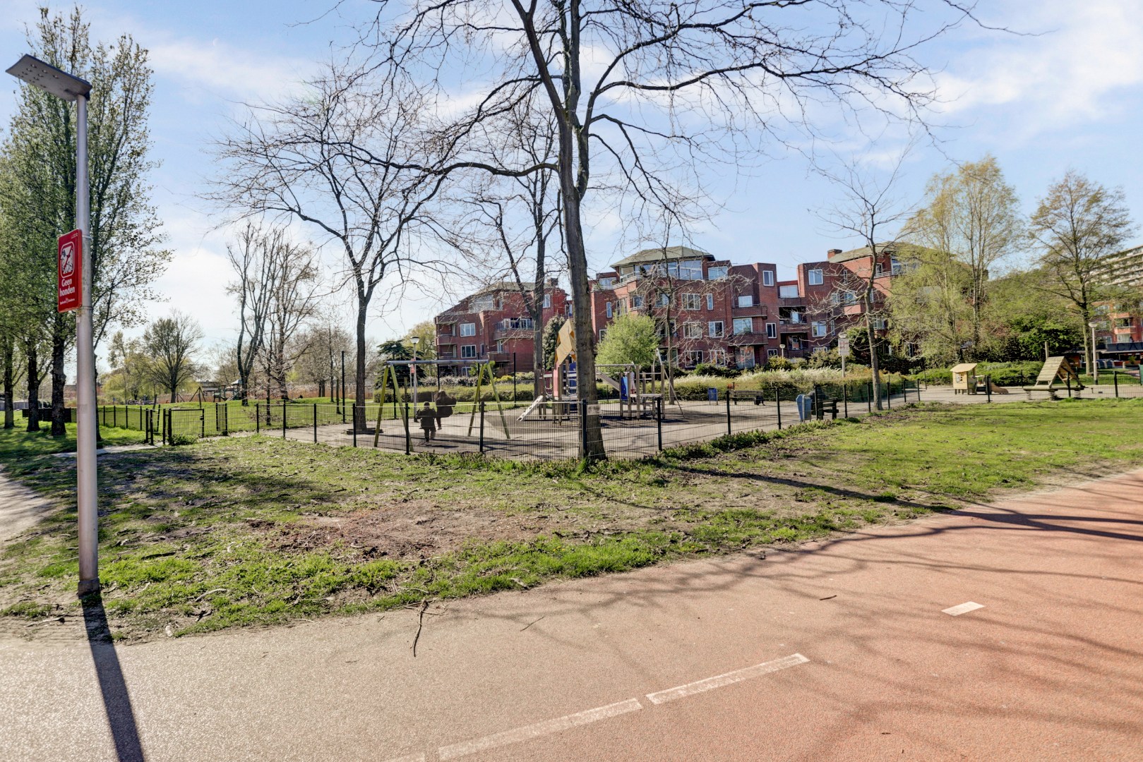 Instapklaar 3-kamer appartement op de 4e en 5e verdieping met ruim zonnig terras, eigen parkeerplaats in de parkeergarage, berging in de onderbouw en gelegen op eigen grond. 