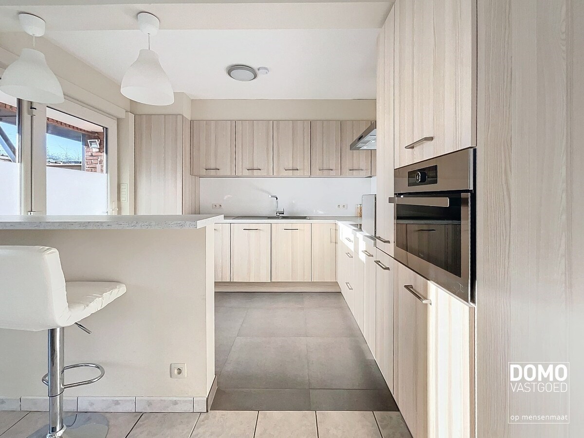 GEZELLIG, GERENOVEERD TWEE SLAAPKAMERAPPARTEMENT MET TUIN EN GARAGE TE HASSELT 