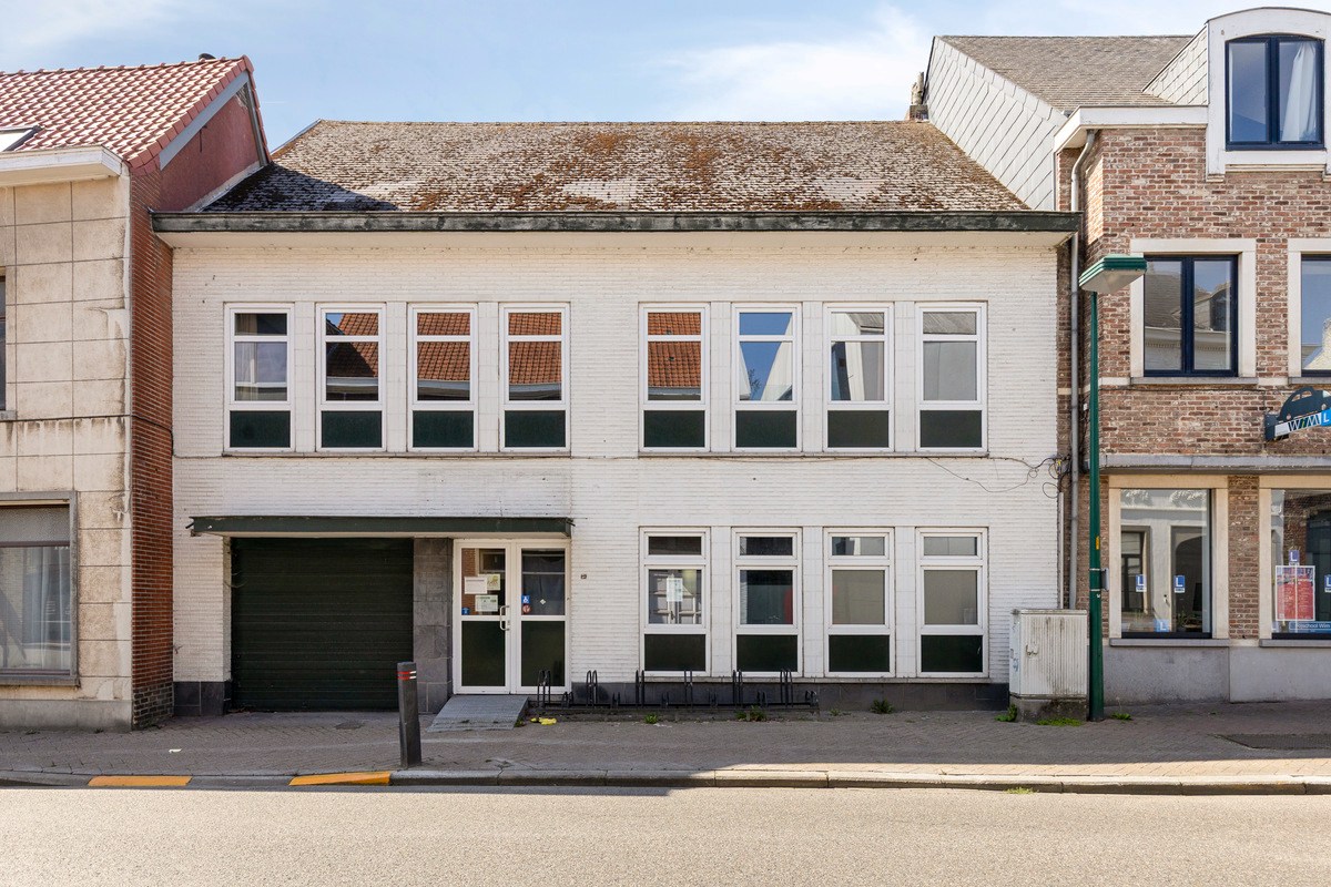 Multifunctioneel gebouw in het centrum van Merchtem. 