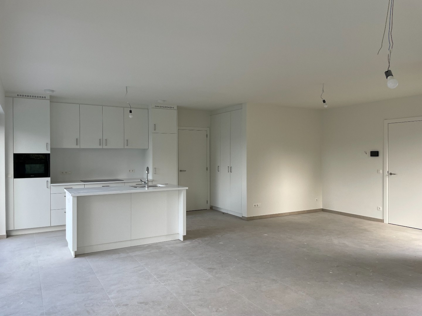 Zeer ruime moderne halfopen nieuwbouwwoning met tuin/terras en garage 
