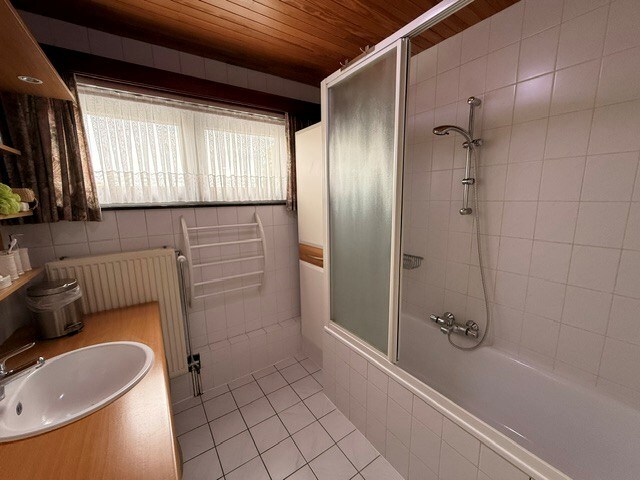 Halfopen woning met 3 slaapkamers, inpandige garage en mooie tuin in Kleine Brogel. 