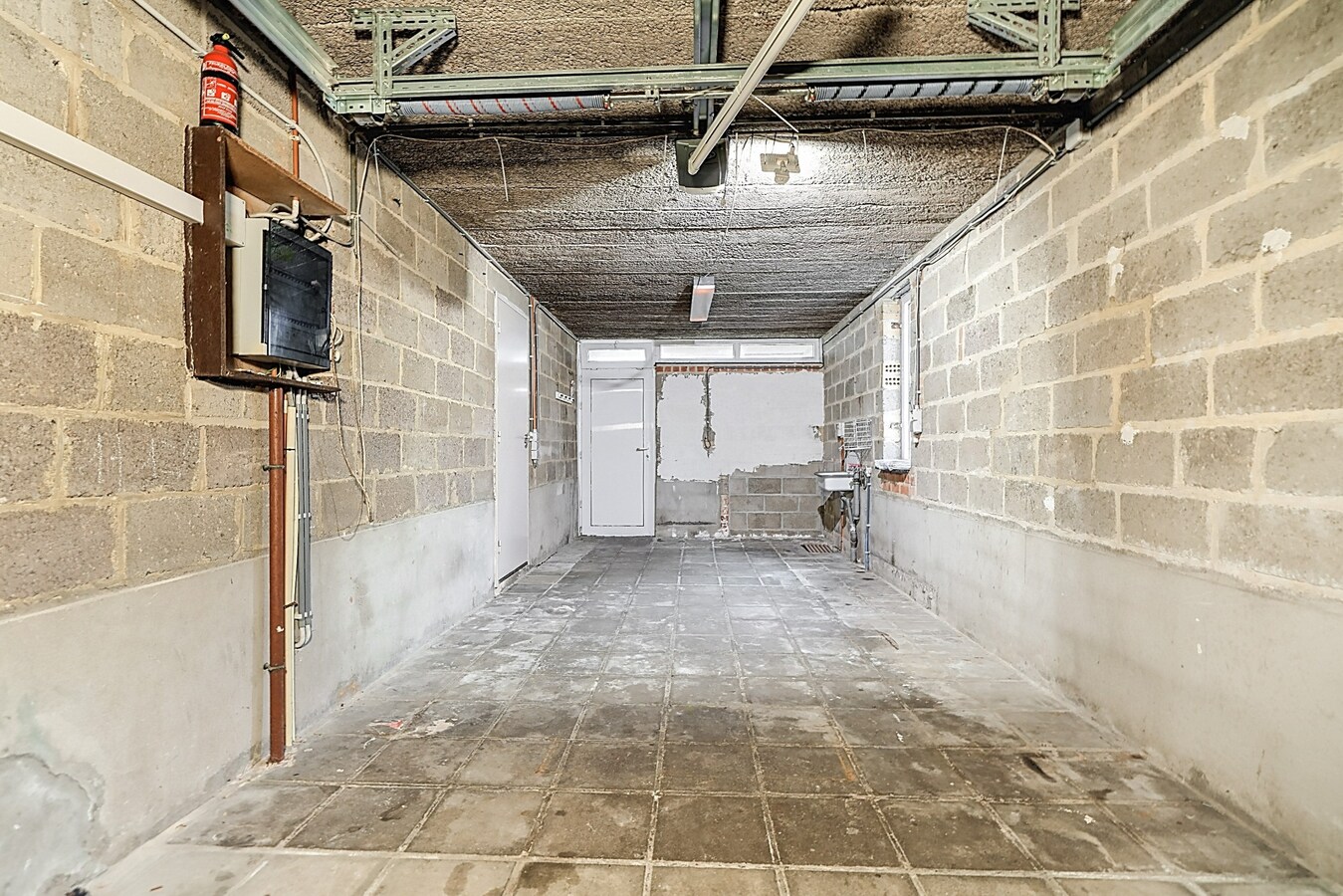 Woning met 3 (4) kamers, terras, tuintje, garage. 