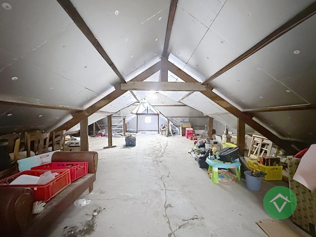 Statige bungalow op 1.811m² met landelijk zicht, drie slaapkamers en twee garages te Ichtegem 