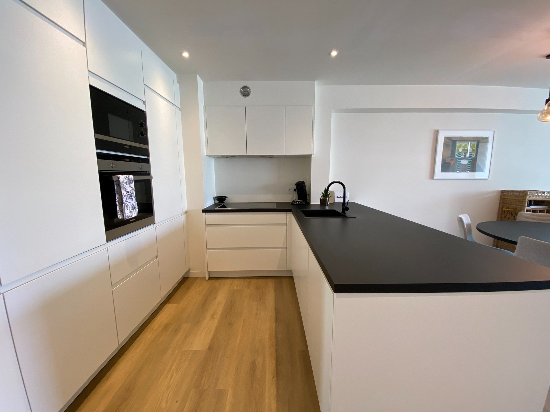 GEMEUBELD - Modern ingericht appartement met 2 volwaardige slaapkamers gelegen in de Lippenslaan. 