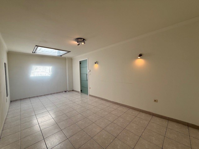 Duplex appartement met 2 slaapkamers en dakterras in het centrum van Maaseik. 