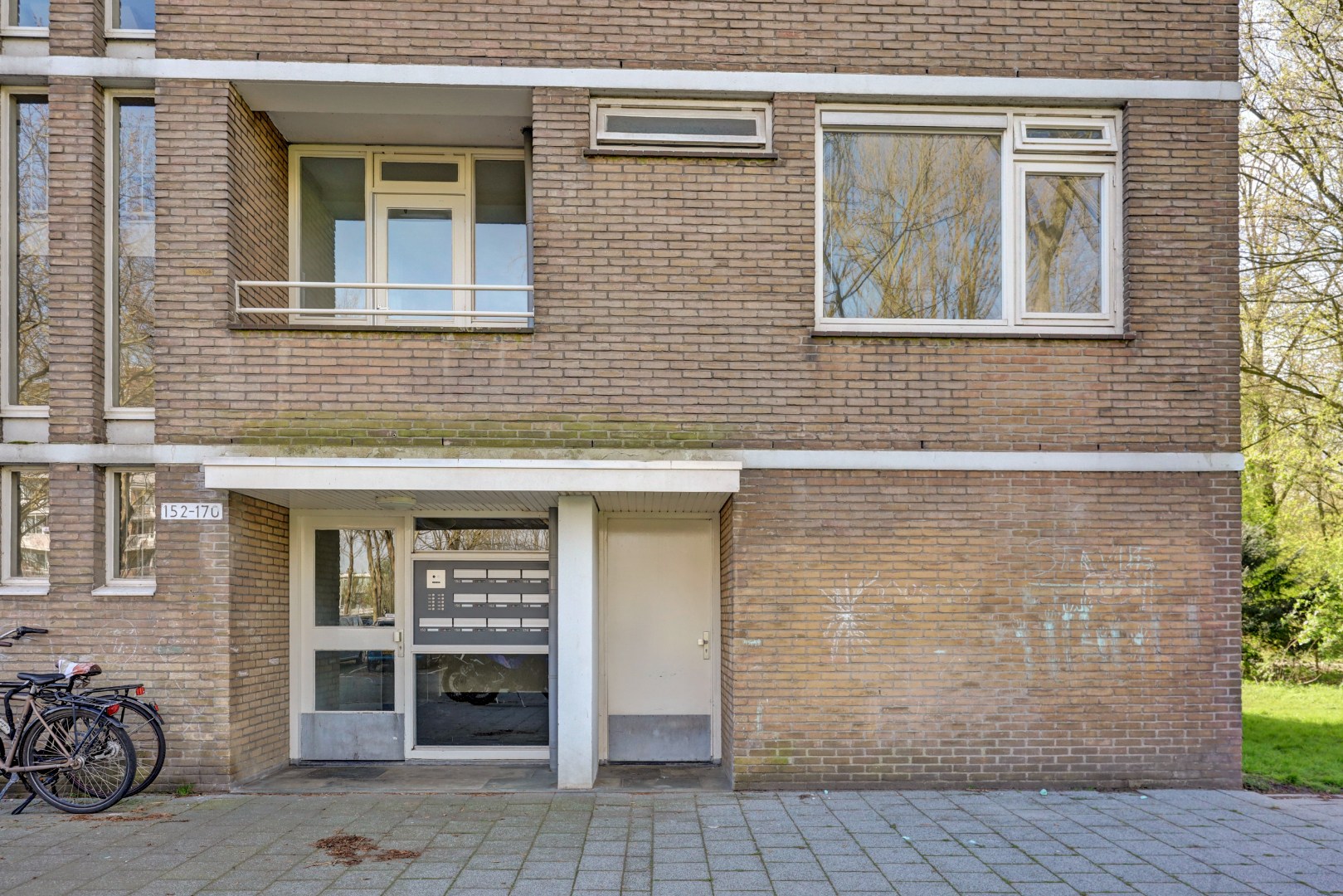 4-kamer appartement op de 1e verdieping, met 2 balkons, berging in de onderbouw en gelegen op eigen grond! 