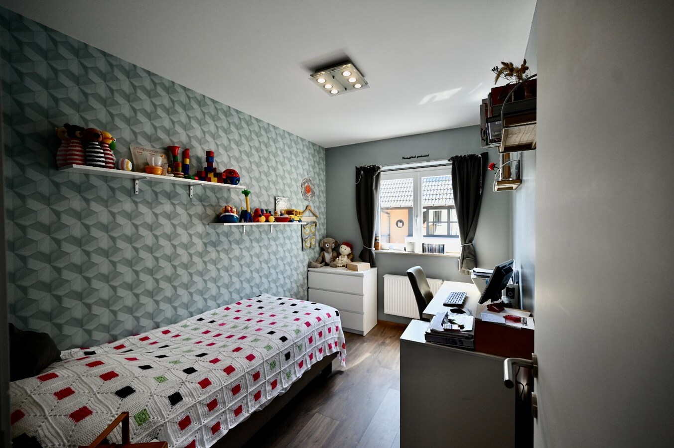 RECENTE WONING MET GARAGE EN STADSTUIN TE BREDENE 