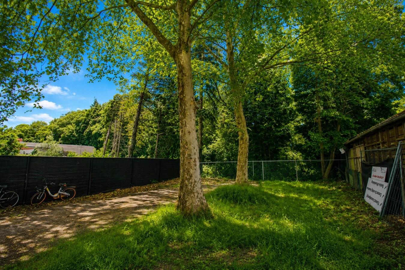 Uitzonderlijk opbrengsteigendom met 5 entiteiten, ruime zuidgerichte tuin en sterke investeringsopportuniteit in rustige groene woonomgeving te Sint-Niklaas! 