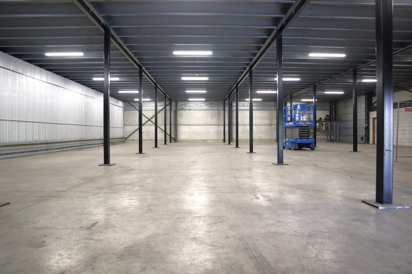 Kantoorruimte 120m² + loods/hangaar/magazijn 775 m² te Boutersem 