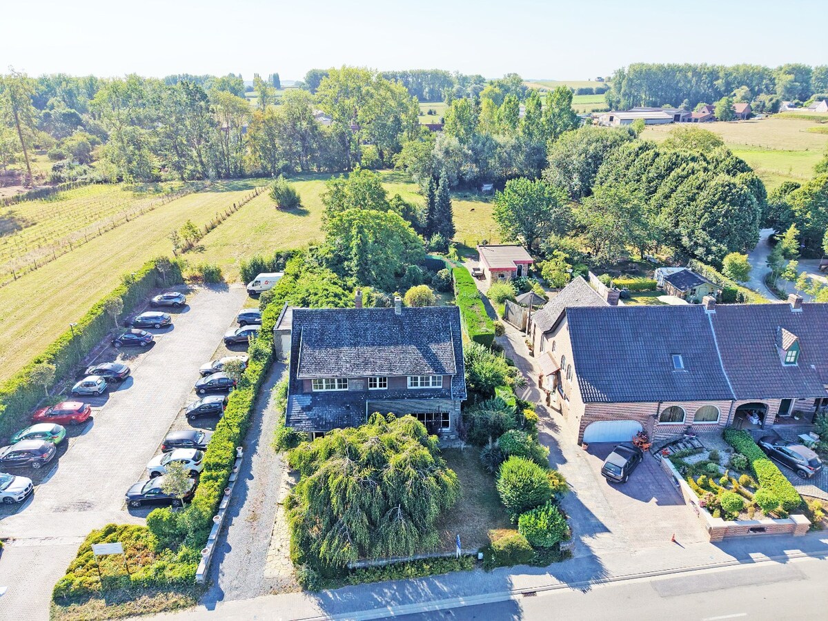 Ruime sixties villa op 3.630m² nabij dorpskern Steenhuize 