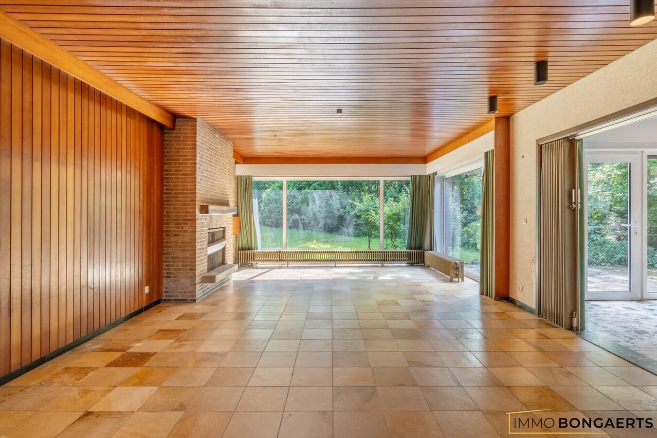 Ruime te renoveren woning op een mooi perceel. 