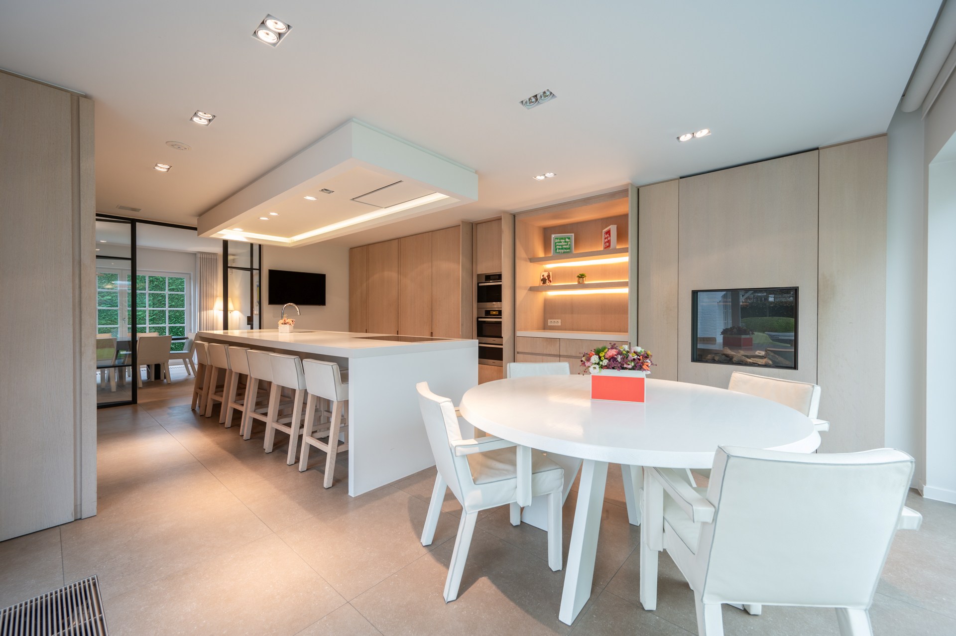 Villa exclusive entièrement meublée avec 5 chambres, piscine et double garage - emplacement prestigieux et calme près du Zoute. 