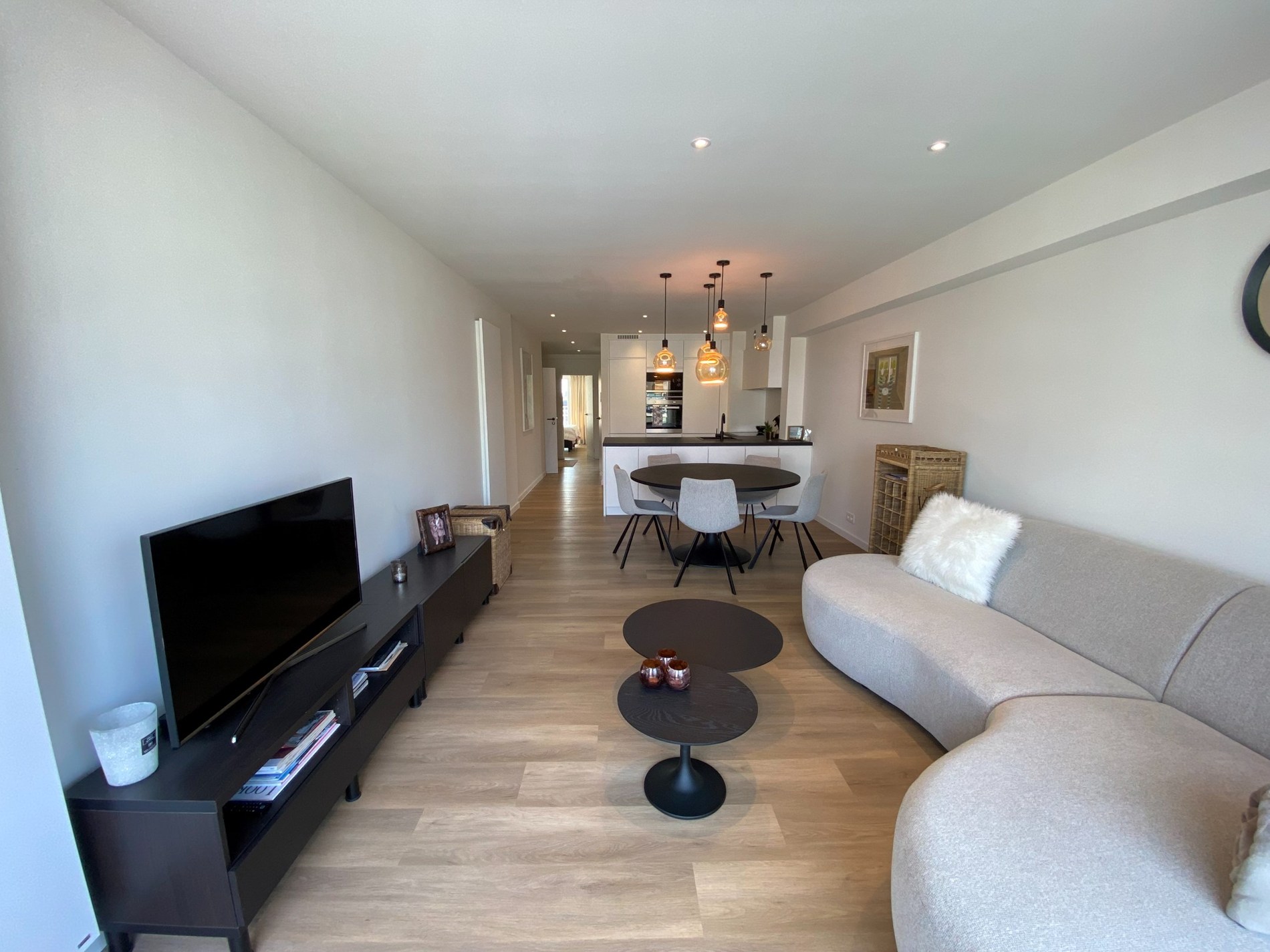 GEMEUBELD - Modern ingericht appartement met 2 volwaardige slaapkamers gelegen in de Lippenslaan. 