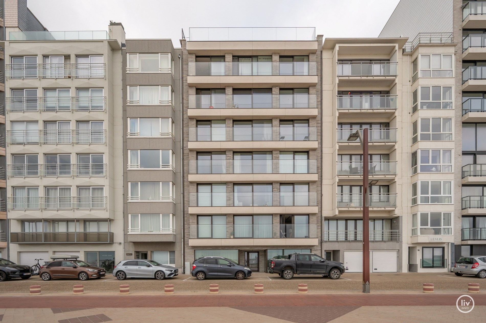 Vivez la sensation côtière ultime dans ce studio récemment rénové et prêt à emménager, idéalement situé sur la digue de Knokke. 