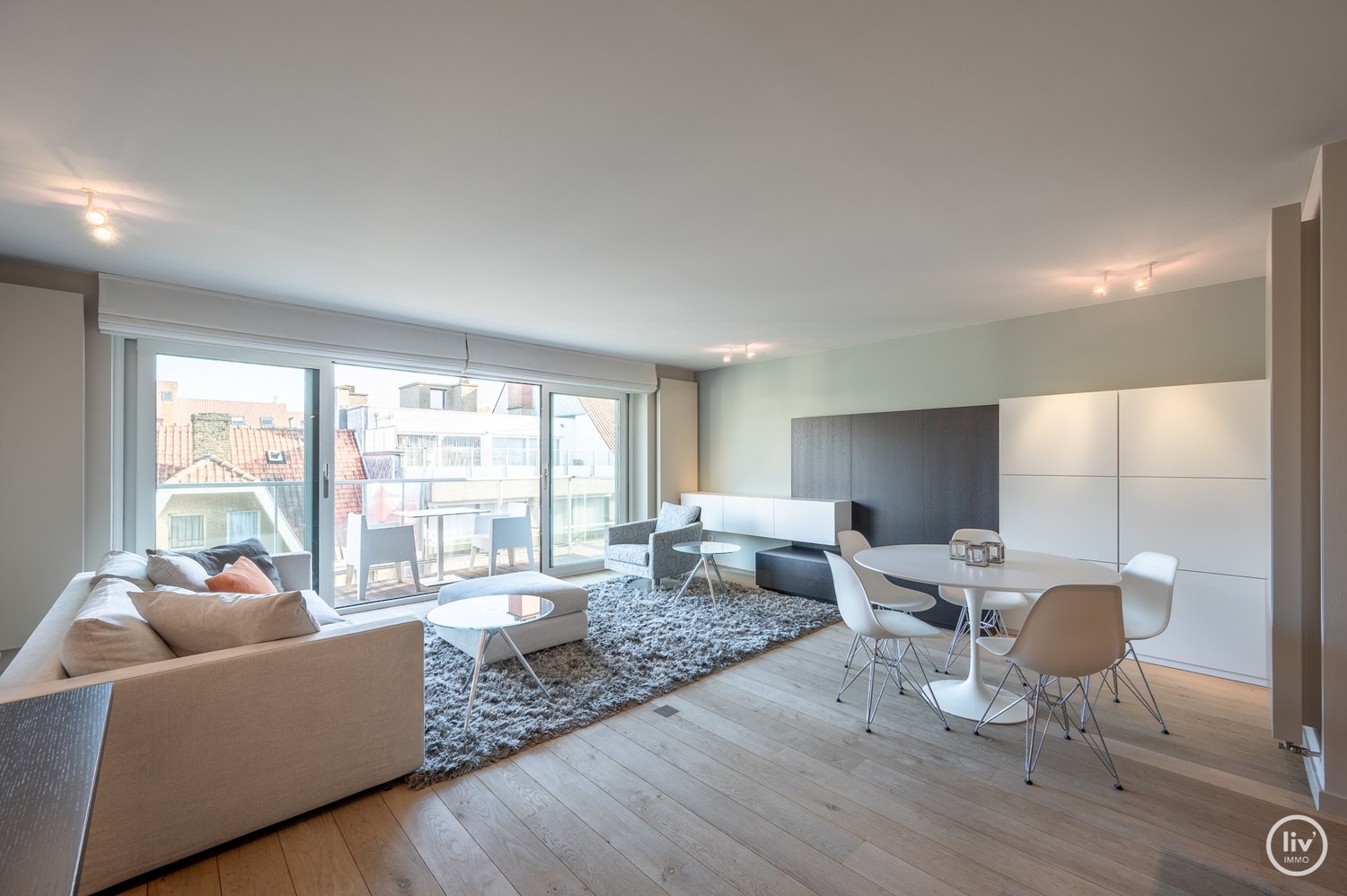 Meublé - Appartement récemment rénové et fini avec des matériaux de haute qualité comprenant 2 chambres à coucher et une largeur de façade de 6 mètres, idéalement situé à proximité de l'avenue Dumorti 