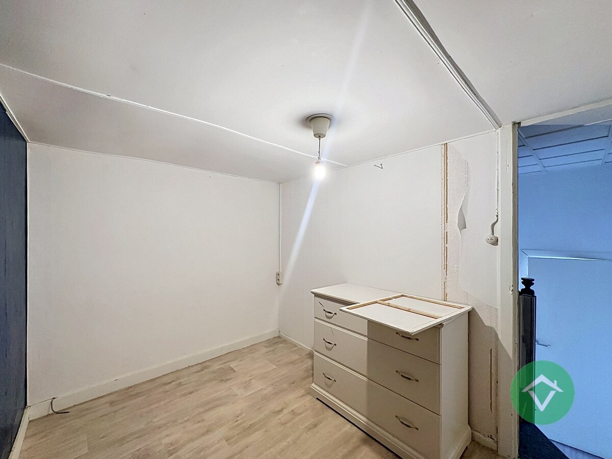 Op te frissen gezinswoning met vier slaapkamers, inpandige garage te Koekelare 