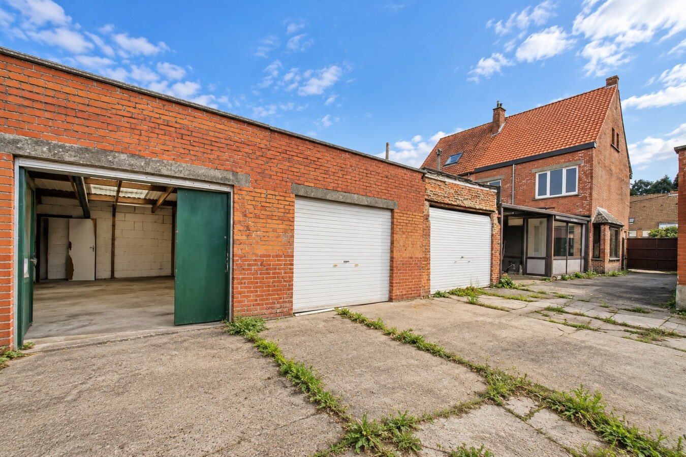 Te koop: Rustig gelegen halfopen bebouwing met 4 slaapkamers, 4 garages en ruime tuin in Sint-Niklaas 