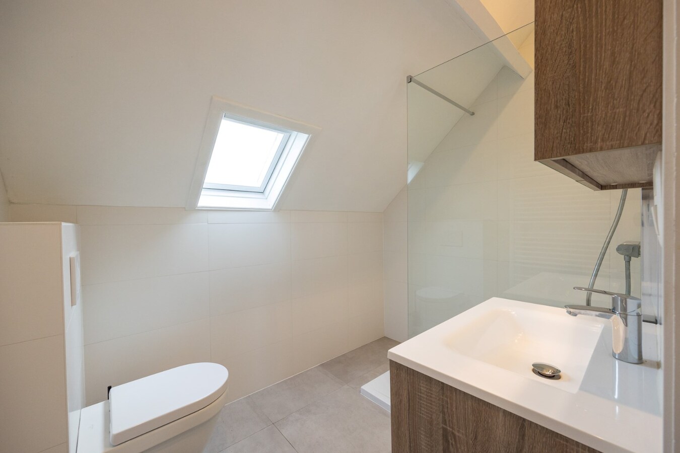 Volledig gerenoveerd dakappartement in centrum Sint-Antonius 