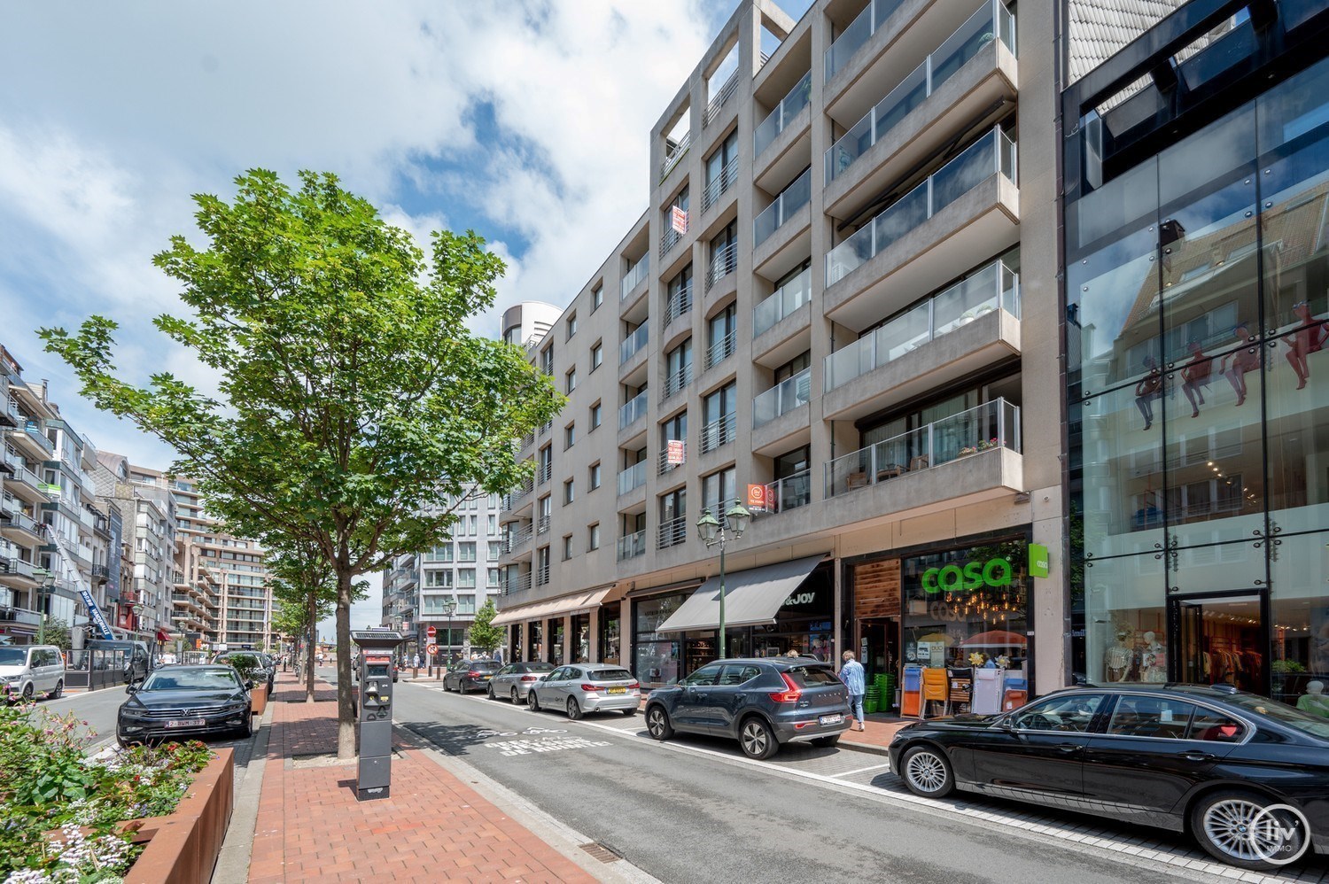 Gerenoveerd appartement met 2 volwaardige slaapkamers vlakbij het Vanbunnenplein te Knokke (mog. tot het huren van een inpandige garage) 