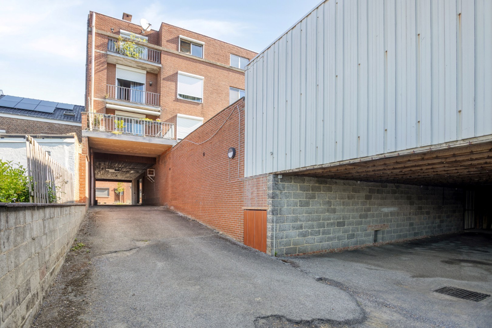 Inrit garages en achterkant gebouw