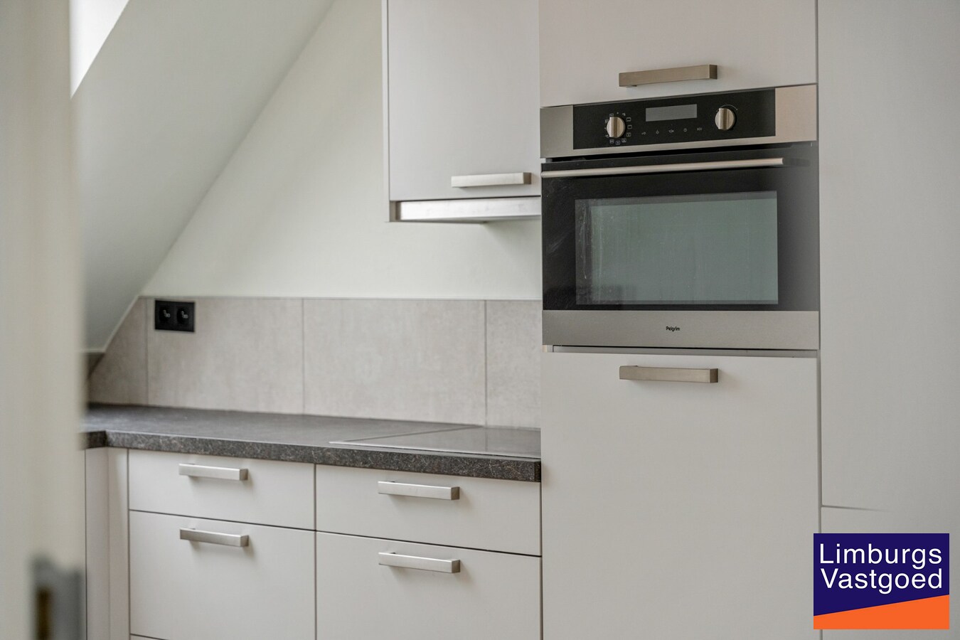 Recent gerenoveerd Duplex appartement met 3 slaapkamers en garagebox in het centrum van Hasselt. 