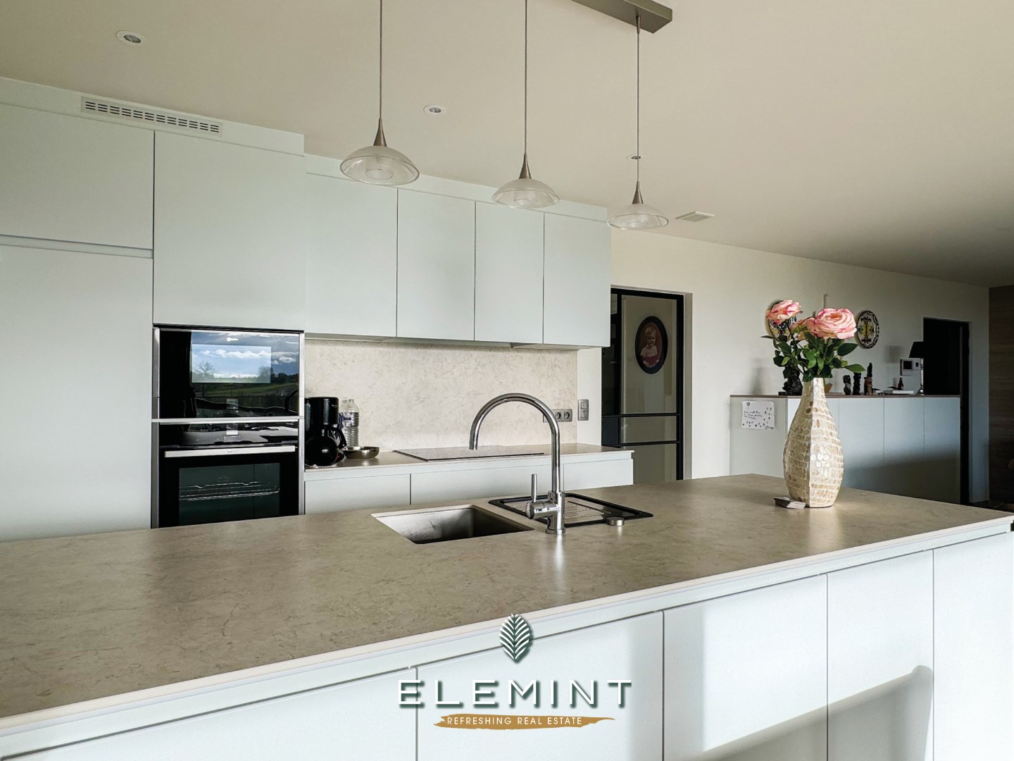 Ruim modern appartement met terras, 2 slaapkamers en 2 staanplaatsen 