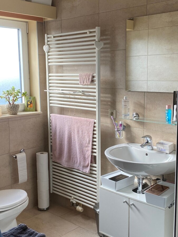 Eigentijds duplex-appartement met  autostaanplaats en kelder. Geen vaste kosten. 