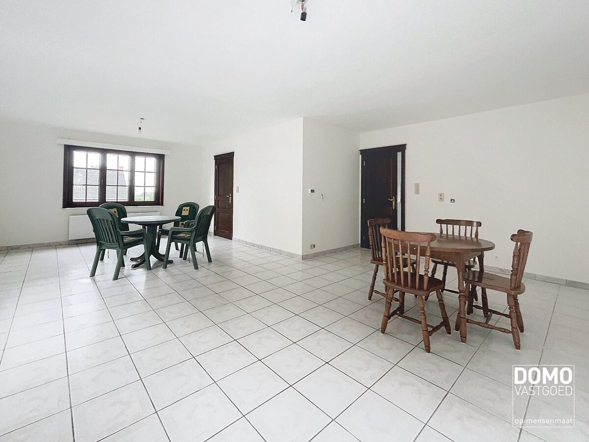 RUIME GEZINSWONING MET 4 SLAAPKAMERS, TUIN EN INPANDIGE GARAGE TE HERK-DE-STAD 