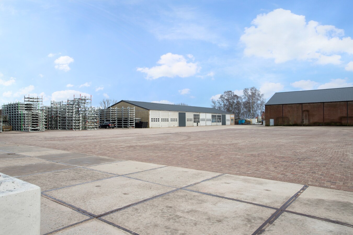 Te huur: “Opslag/overslaghal met buiten terrein”  aan de Rijt 31 te Luyksgestel, voorheen van KLG met buitenterrein. 