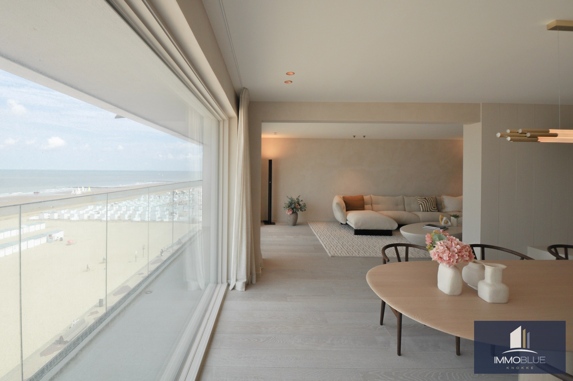 Appartement exceptionnel avec vue frontale sur la mer et une façade d’environ 11,5 mètres, situé au Zoute. 