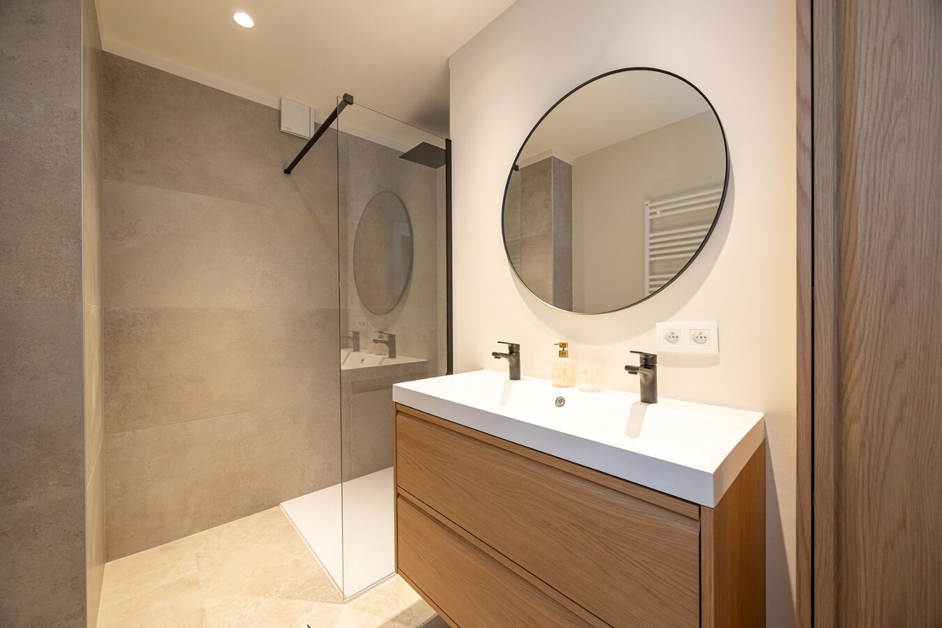 Gerenoveerd appt. met 2 slpk en terras te Wilrijk! 