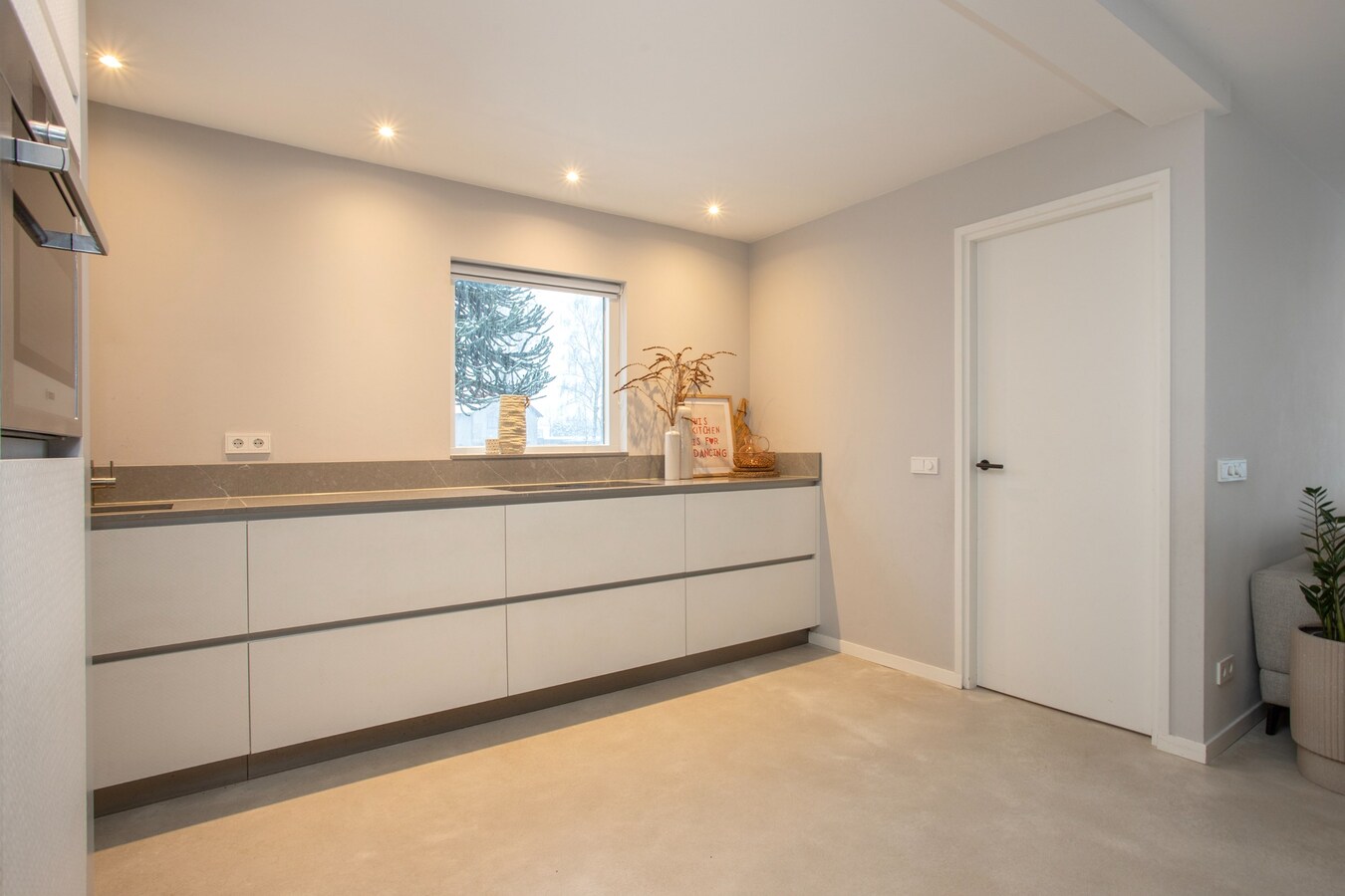 Zeer ruim halfvrijstaand woonhuis met aanpandige garage/berging en hobbyruimte/mantelzorgwoning. 