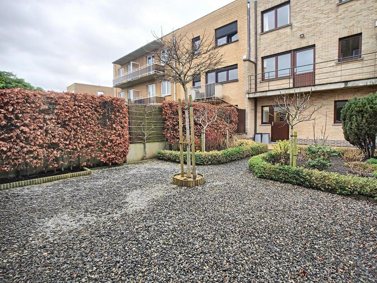 Grote, praktisch ingedeelde woning met oprit, garage &amp; tuin - Heist 