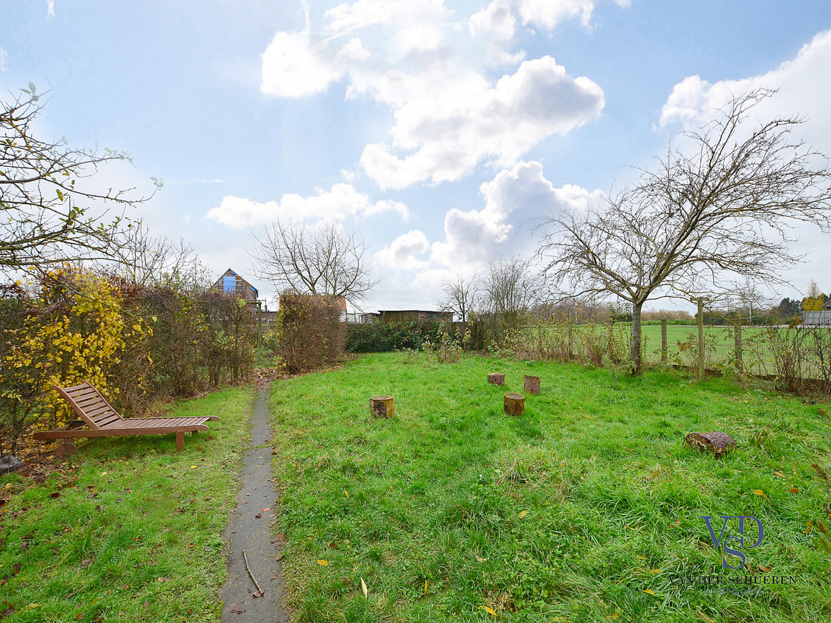 Karaktervolle, te renoveren woning (op bijna 900 m²). 