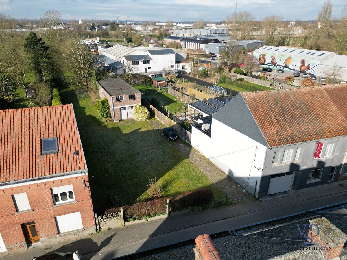 Bijgebouw met bouwgrond 