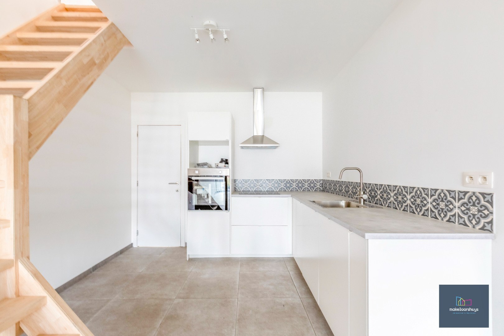 Instapklare gerenoveerde woning in rij met terras, tuin en garagebox 