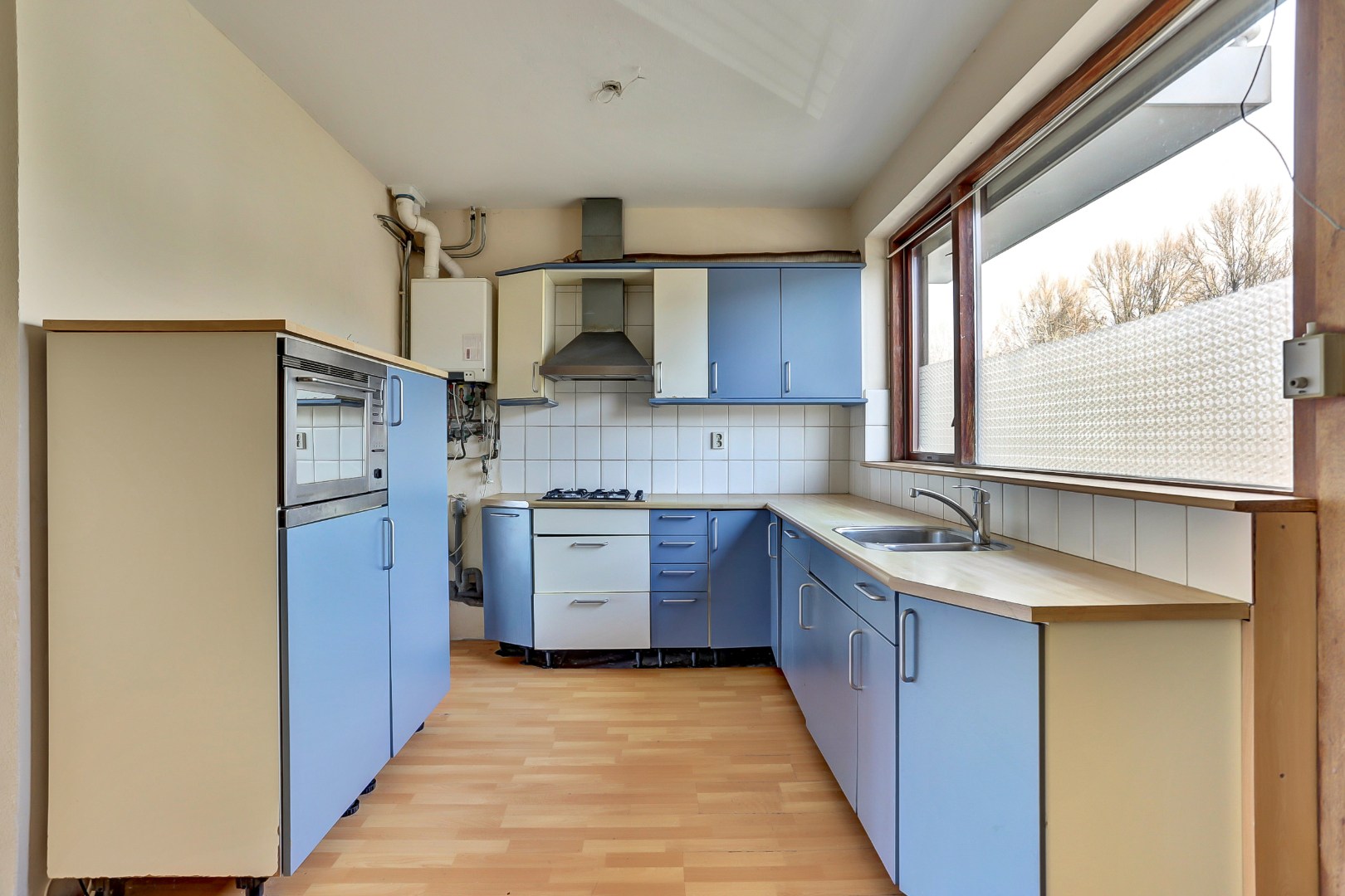 Ruime 4-kamer maisonnette op het Kreekplein, met balkon op het westen, berging in de onderbouw en gelegen op eigen grond. 