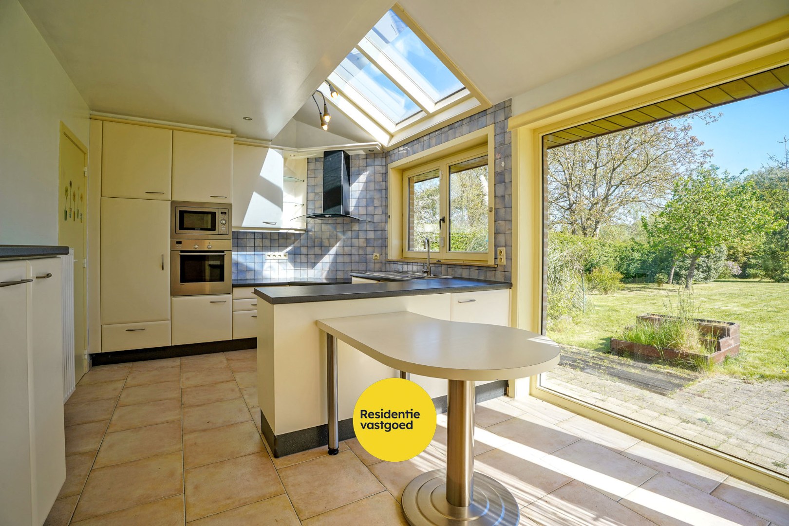 Ruime villa met 5 slaapkamers op 1082 m² te Oostduinkerke, gelegen vlakbij het natuurreservaat Hannecartbos. 