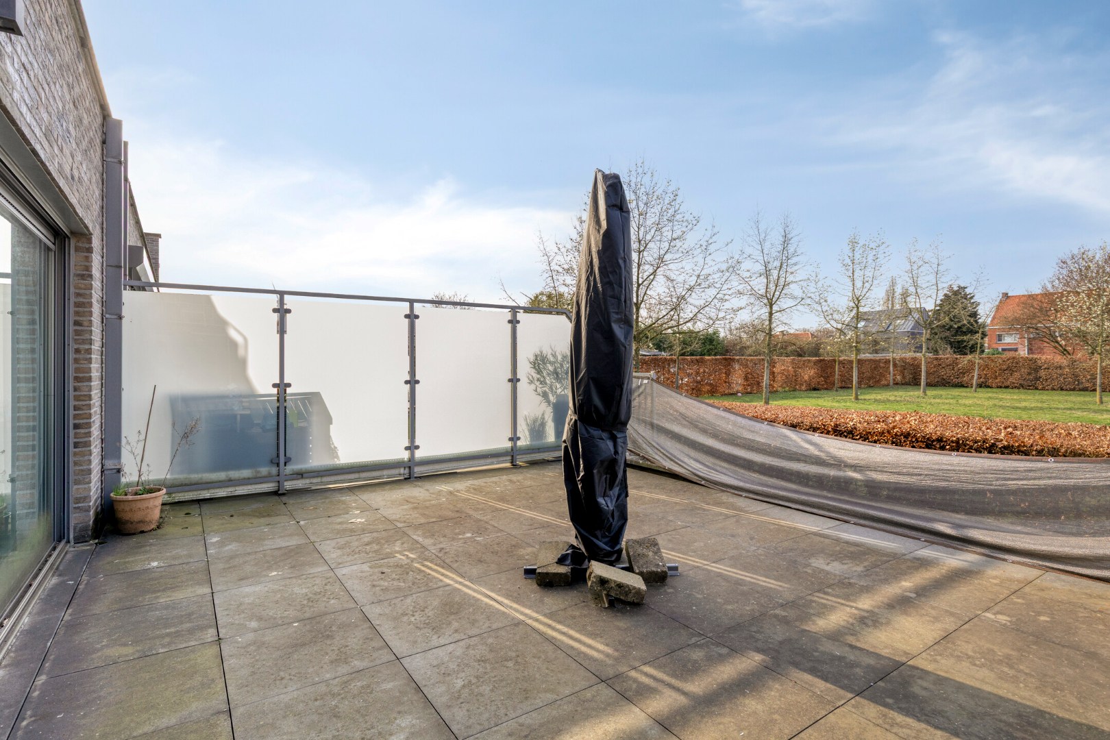 Instapklaar gelijkvloers appartement met 2 slpk. en ruim terras in Geel 