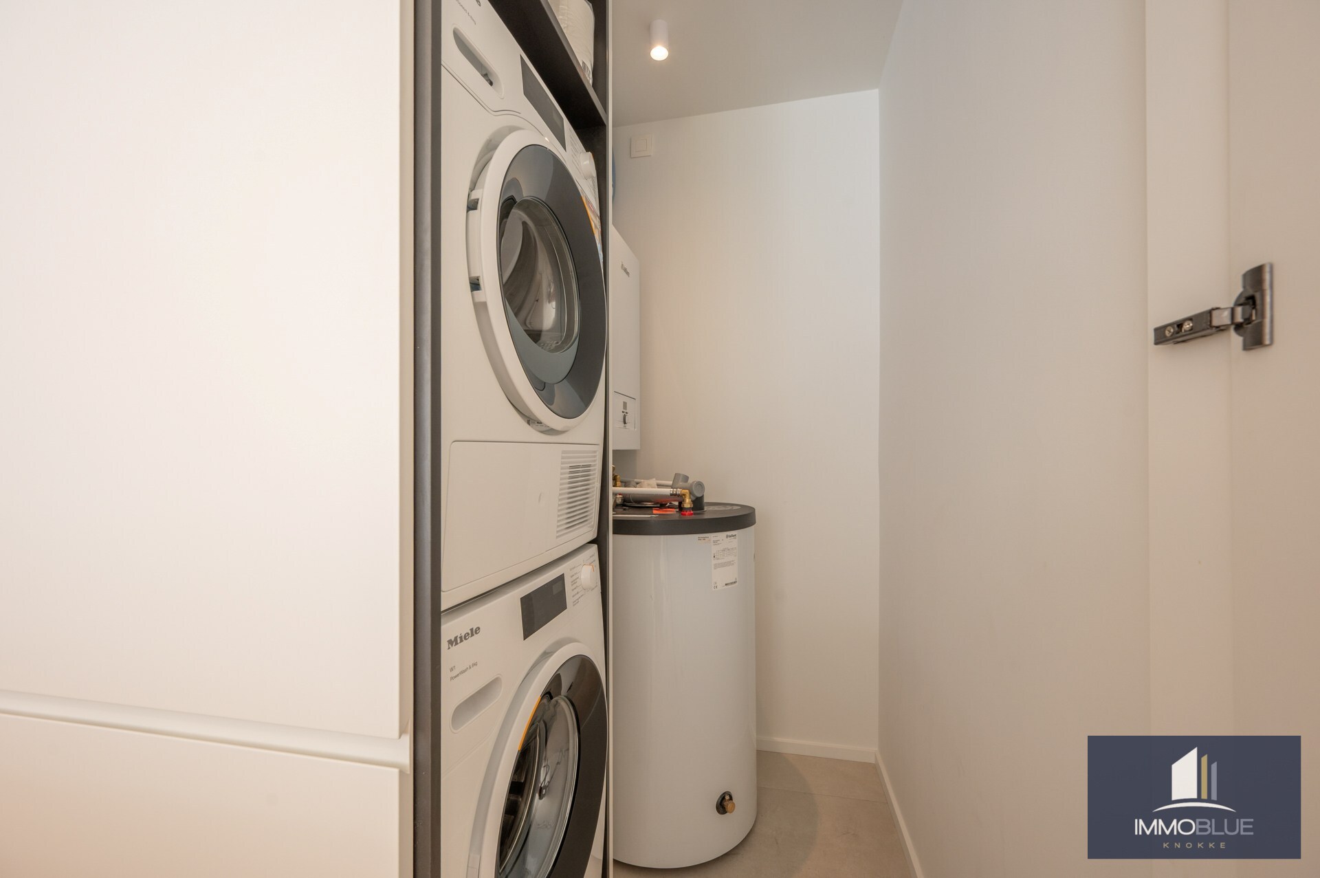 Prachtig gerenoveerd drie-slaapkamerappartement op een toplocatie vlak bij de Zeedijk en genietend van een zijdelings zeezicht. 