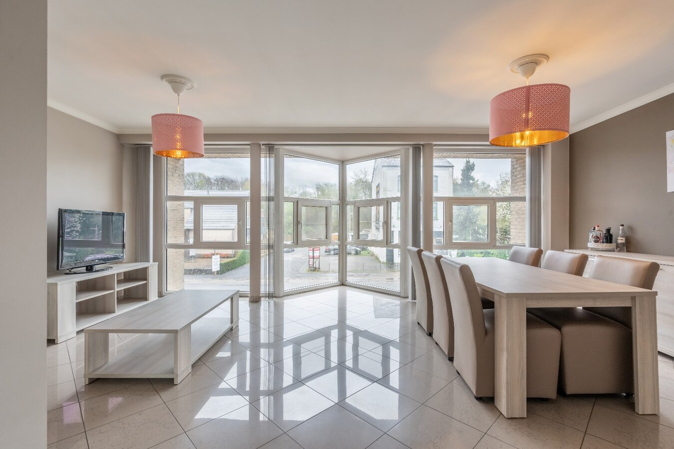 Ruim duplex appartement met 2 slaapkamers en garage. 