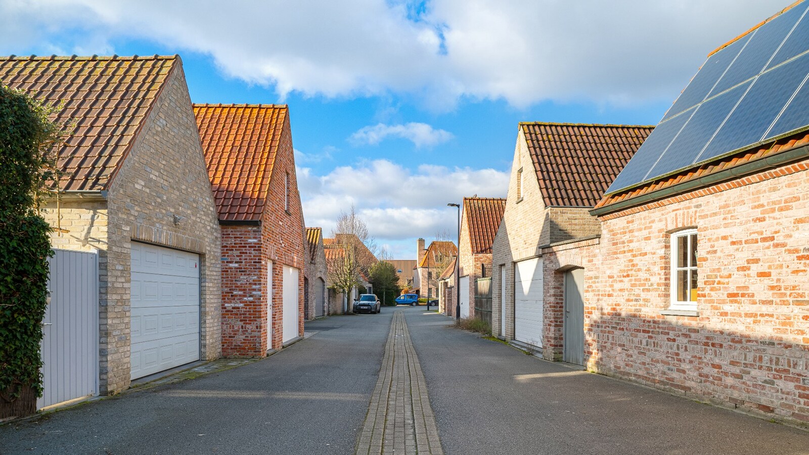 Instapklare en energiezuinige statige woning met tuin in rustige woonwijk te Knokke-Heist 