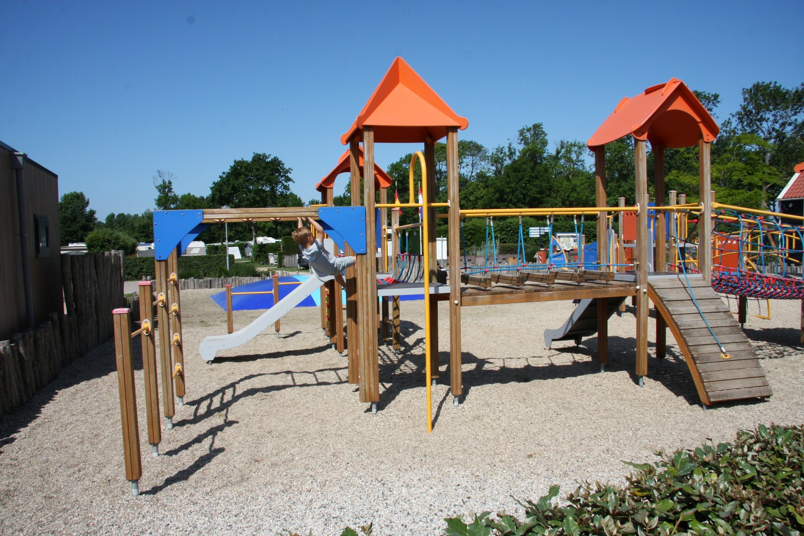 Ontsnap aan de dagelijkse drukte en geniet van een heerlijke vakantie in de te koop aangeboden sfeervolle chalet (nr. 244) op park Duinzicht te Koudekerke! 