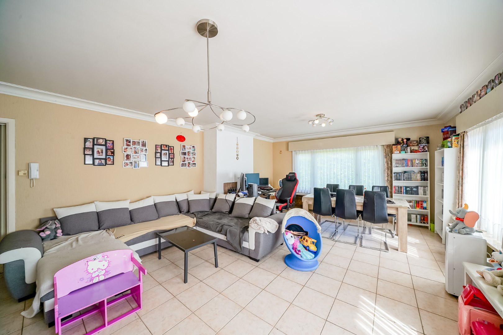 Opbrengstwoning met 2 verhuurde appartementen, tuin en 2 garages in Stene 